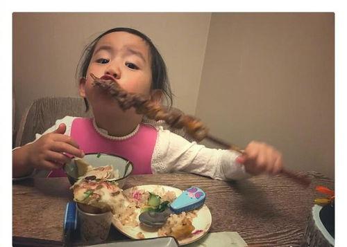 情侣对镜拍吃瓜,情侣对镜拍瓜,共享甜蜜时光