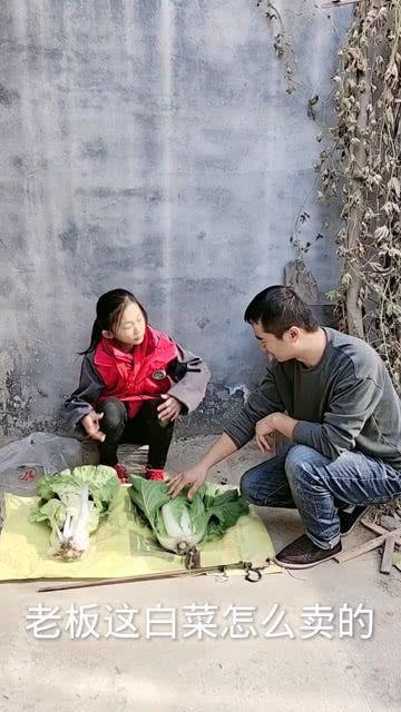 小闺女站墙根吃瓜,小闺女夏日悠闲时光